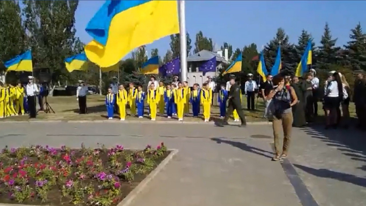 Біля Гончарівки підіймають Державний Прапор України (ВІДЕО)