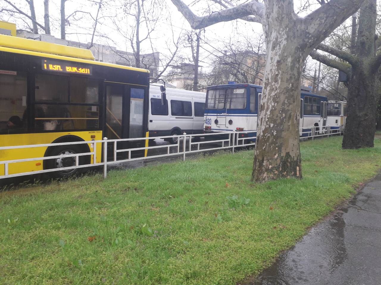 В Херсоне снова стоят троллейбусы - авария на сетях