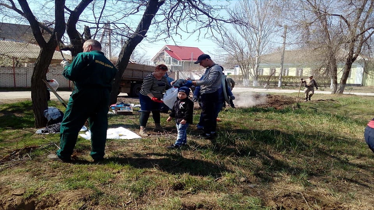 Волонтери облаштовують сквер імені Дениса Лошкарьова (ФОТО)