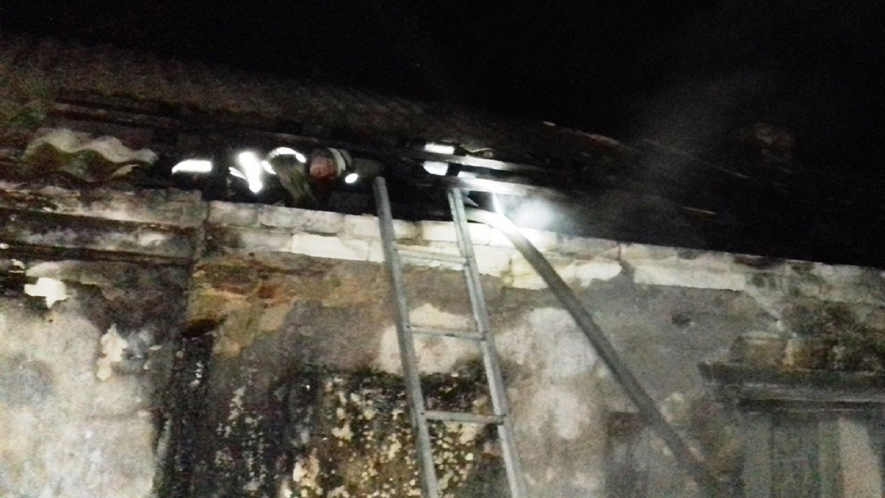 На Херсонщині цієї ночі згорів житловий будинок (ФОТО)