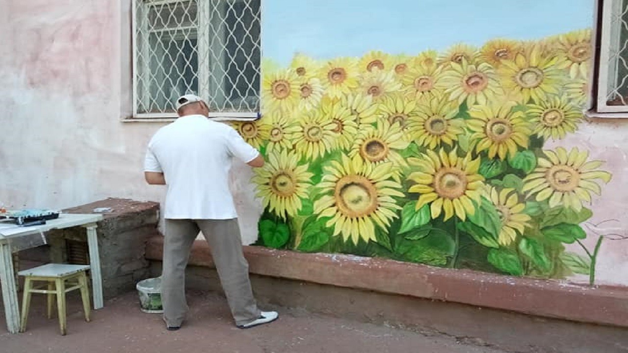 Херсонець малює мурали на стінах та у під’їздах будинків (ФОТО)
