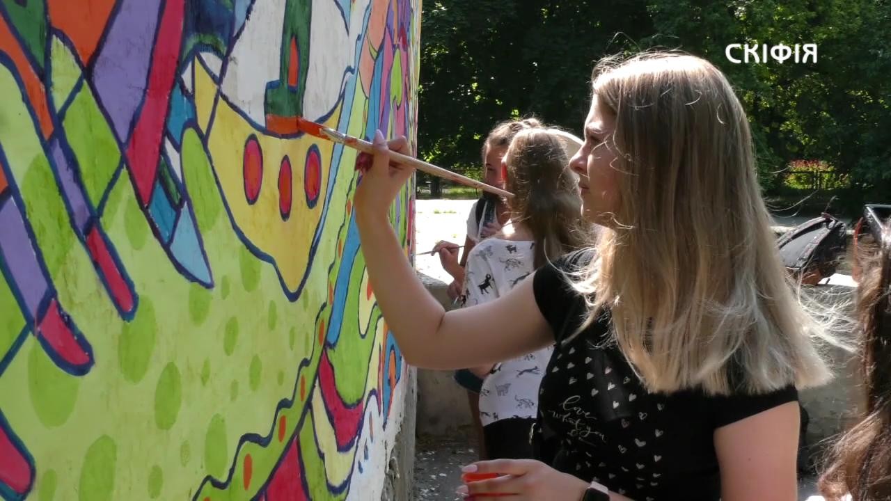 Учні художньої школи розмалювали стіни колишнього танцювального майданчика  «Ромашка» в Парку Херсонська фортеця (ВІДЕО)