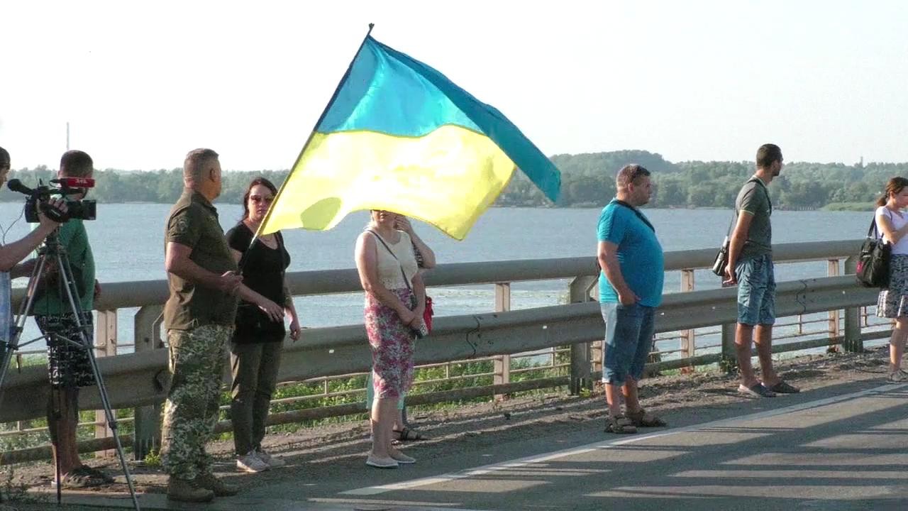 Херсонці зустріли труну з тілом Ірини Шевченко на Антонівському мосту (ВІДЕО)