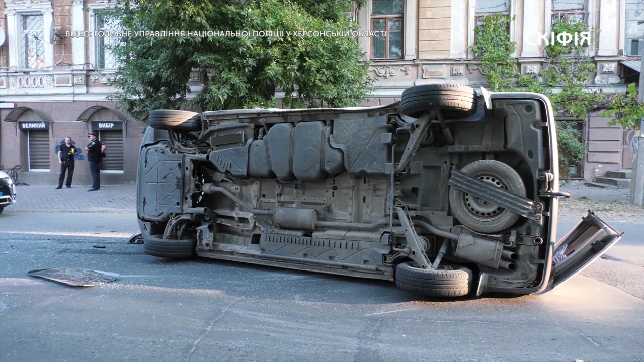 У Херсоні сталась ДТП за участі авто, що перевозило бюлетені (ВІДЕО)