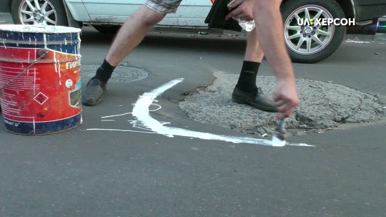 У Херсоні автолюбителі розмальовували ями на дорогах (ВІДЕО)