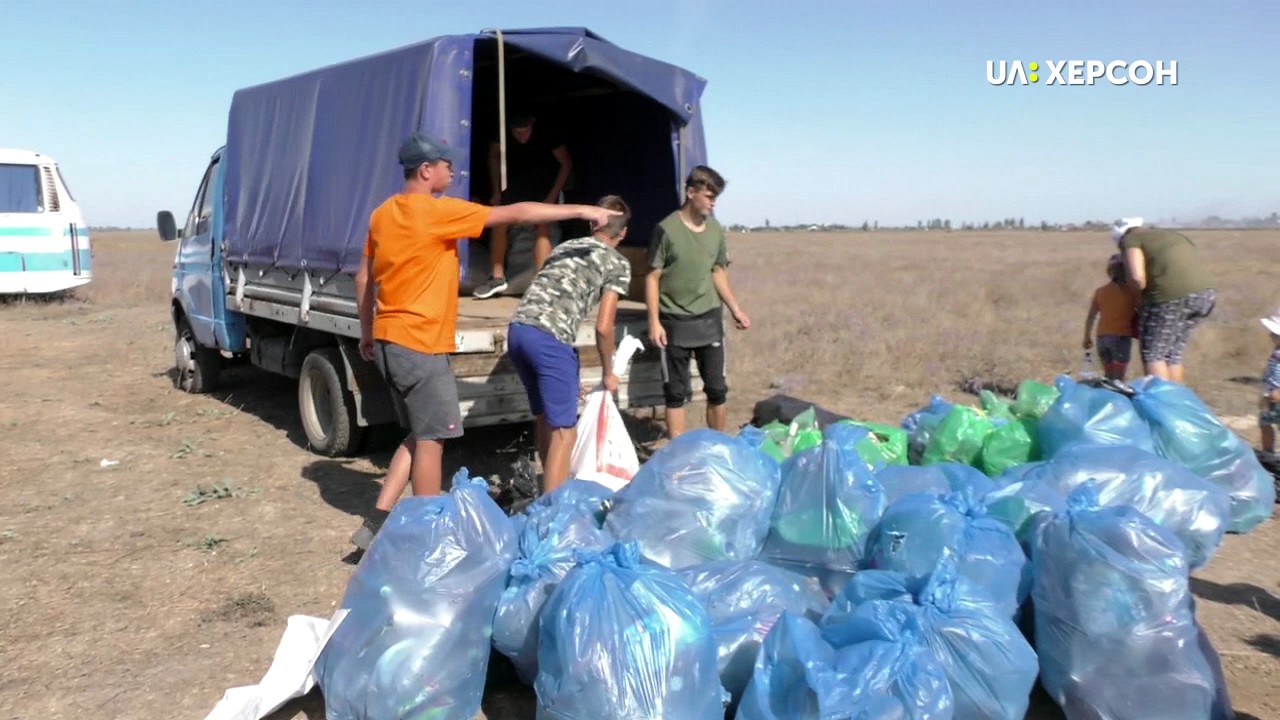 На Херсонщині від сміття прибирали узбережжя Чорного моря (ВІДЕО)