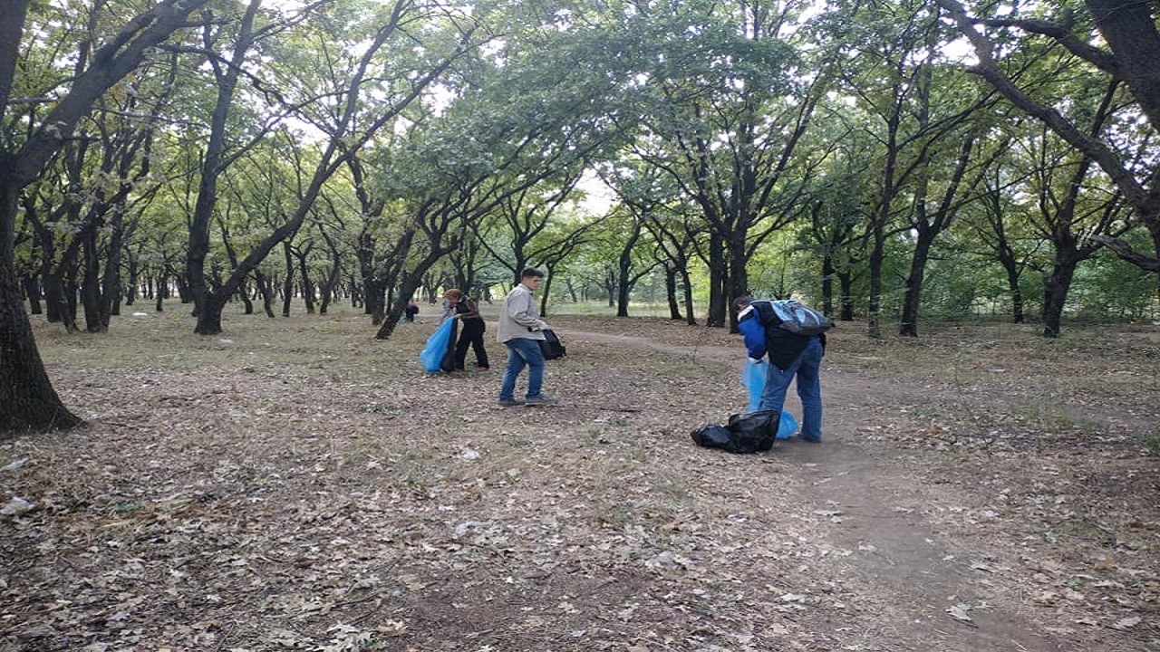 Волонтери прибирають від сміття один із херсонських парків (ФОТО)