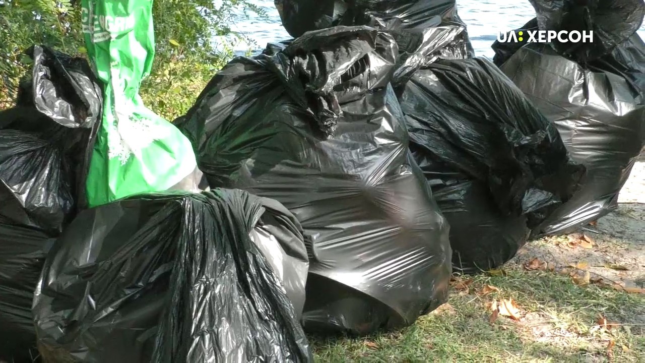 У Гідропарку учні 4-ї школи Херсона зібрали 30 мішків сміття (ВІДЕО)