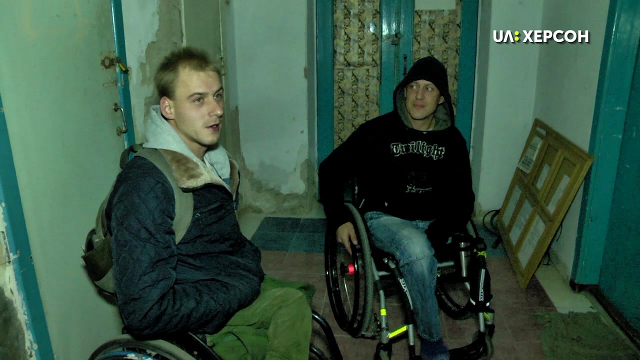 Двоє херсонців з інвалідністю живуть у підсобному приміщенні - нема інших варіантів (ВІДЕО)