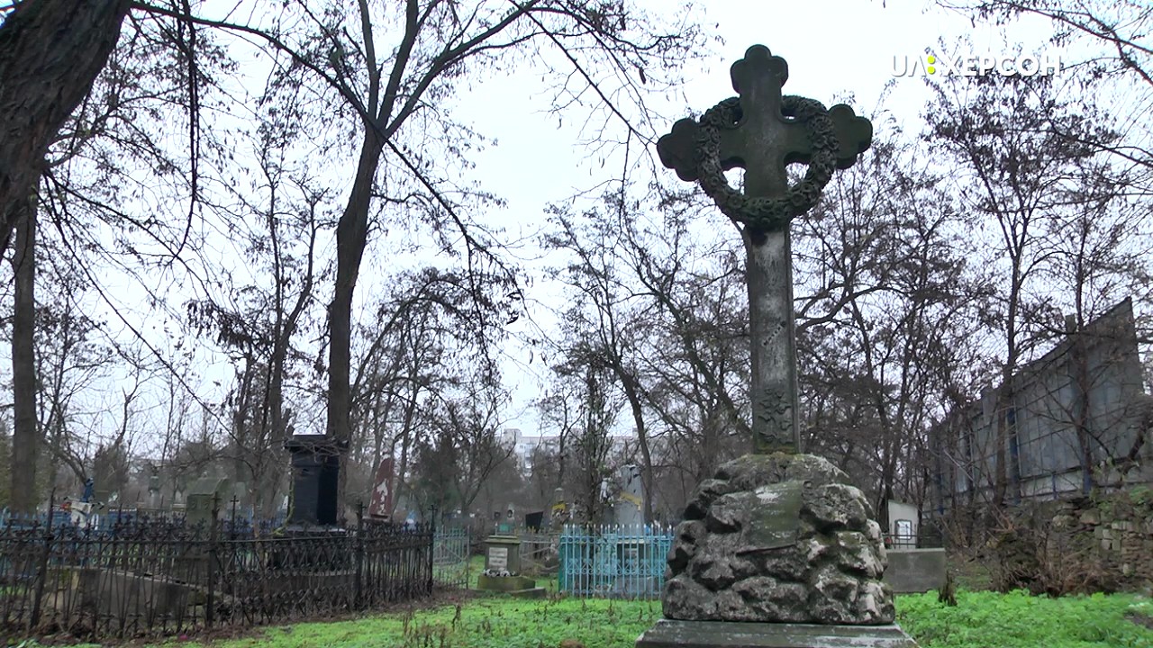 Херсонський Личаків: у середмісті прибирають старовинний цвинтар (ВІДЕО)